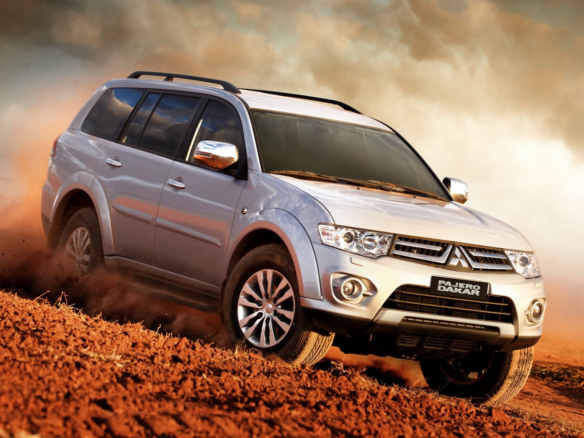 mitsubishi pajero dakar branco frente em estrada de terra
