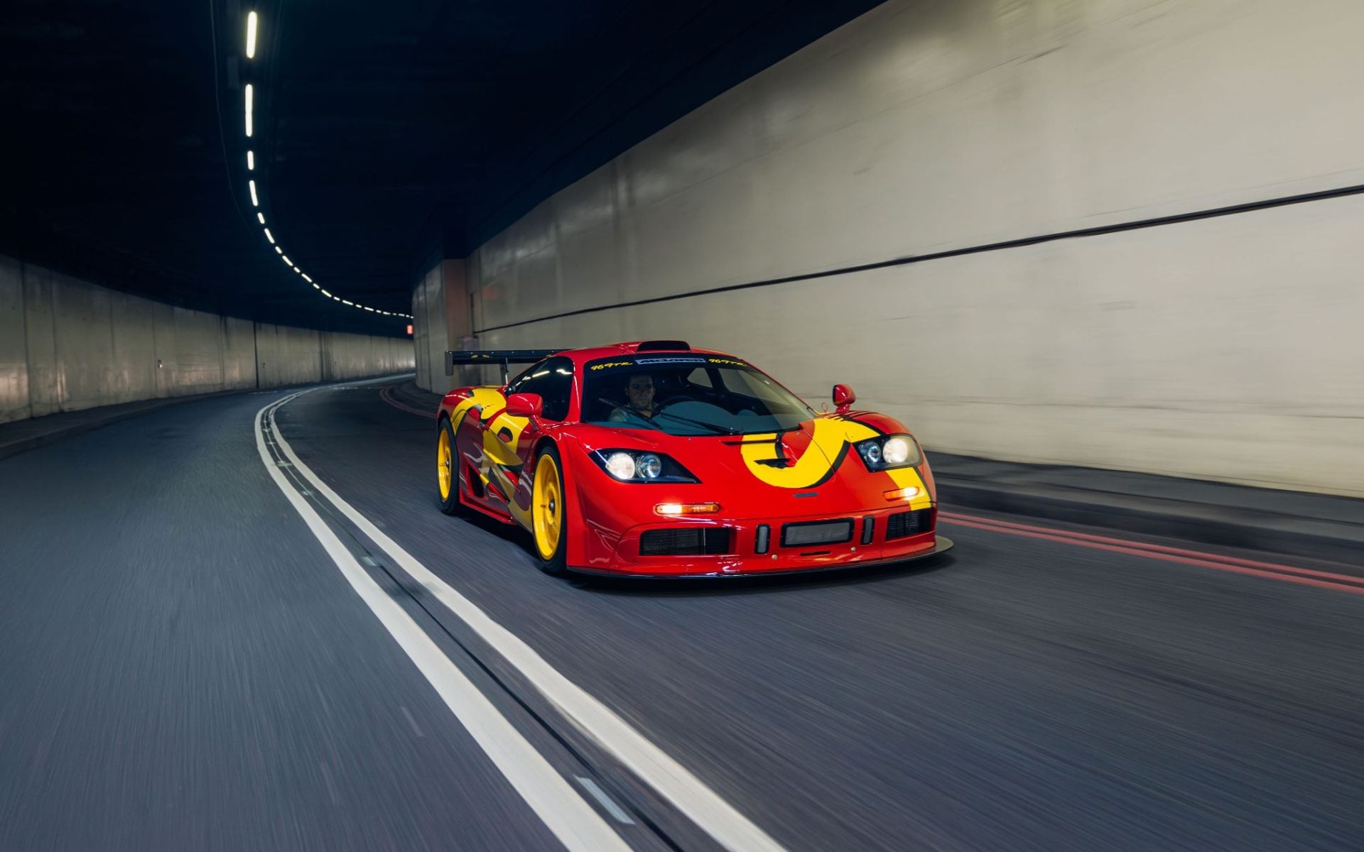 mclaren f1 gtr vermelho frente em movimento
