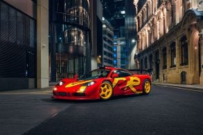 mclaren f1 gtr vermelho frente parado