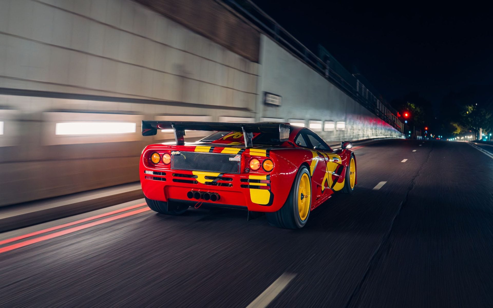 mclaren f1 gtr vermelho traseira em movimento