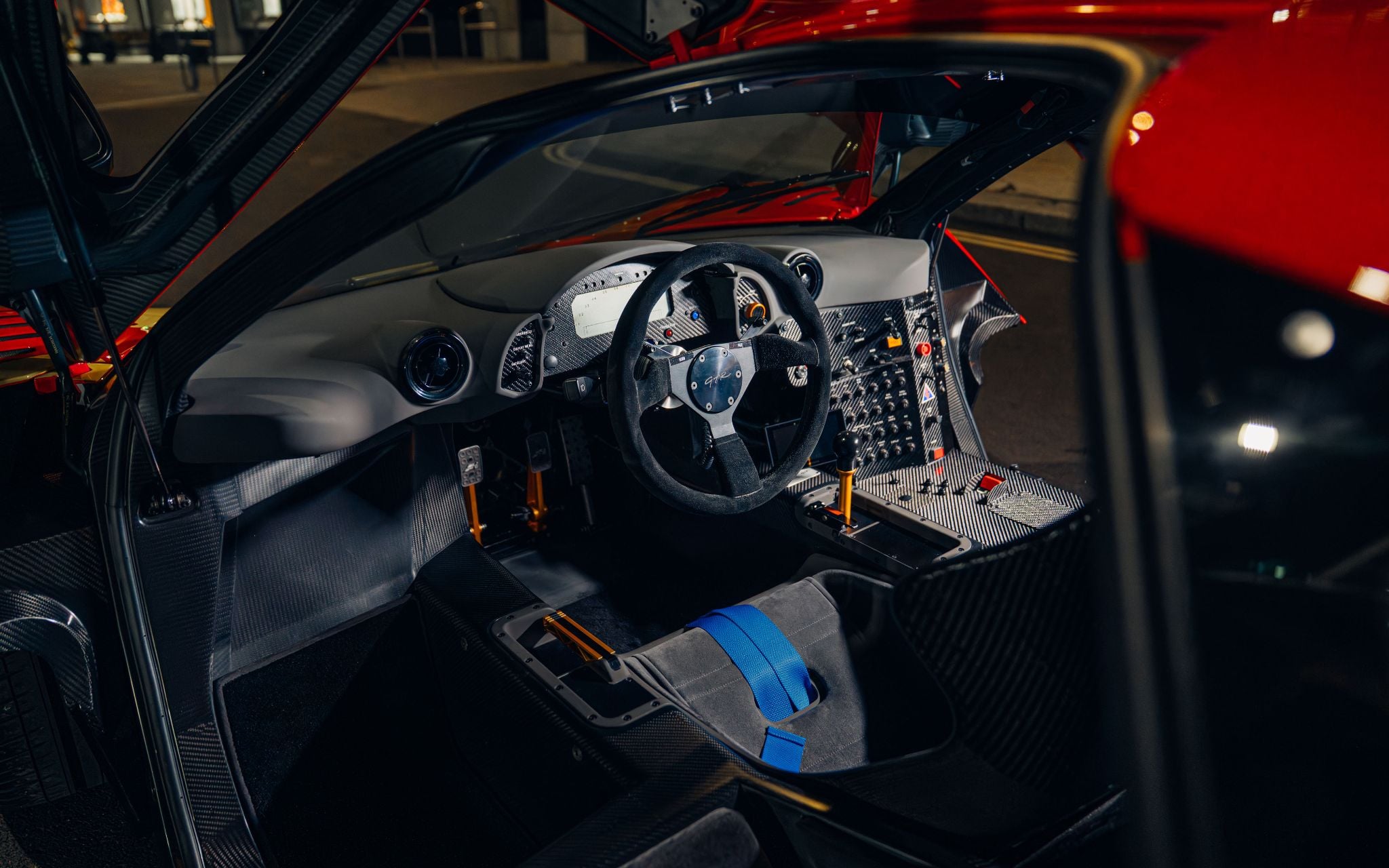 mclaren f1 gtr interior