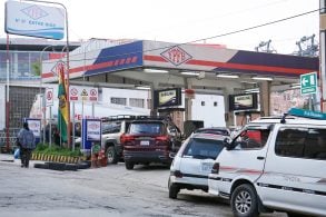 Fila em posto de combustível na Bolívia