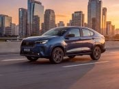 fiat fastback se 50 anos t200 hybrid azul amalfi frente em movimento