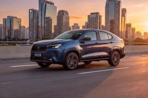 fiat fastback se 50 anos t200 hybrid azul amalfi frente em movimento