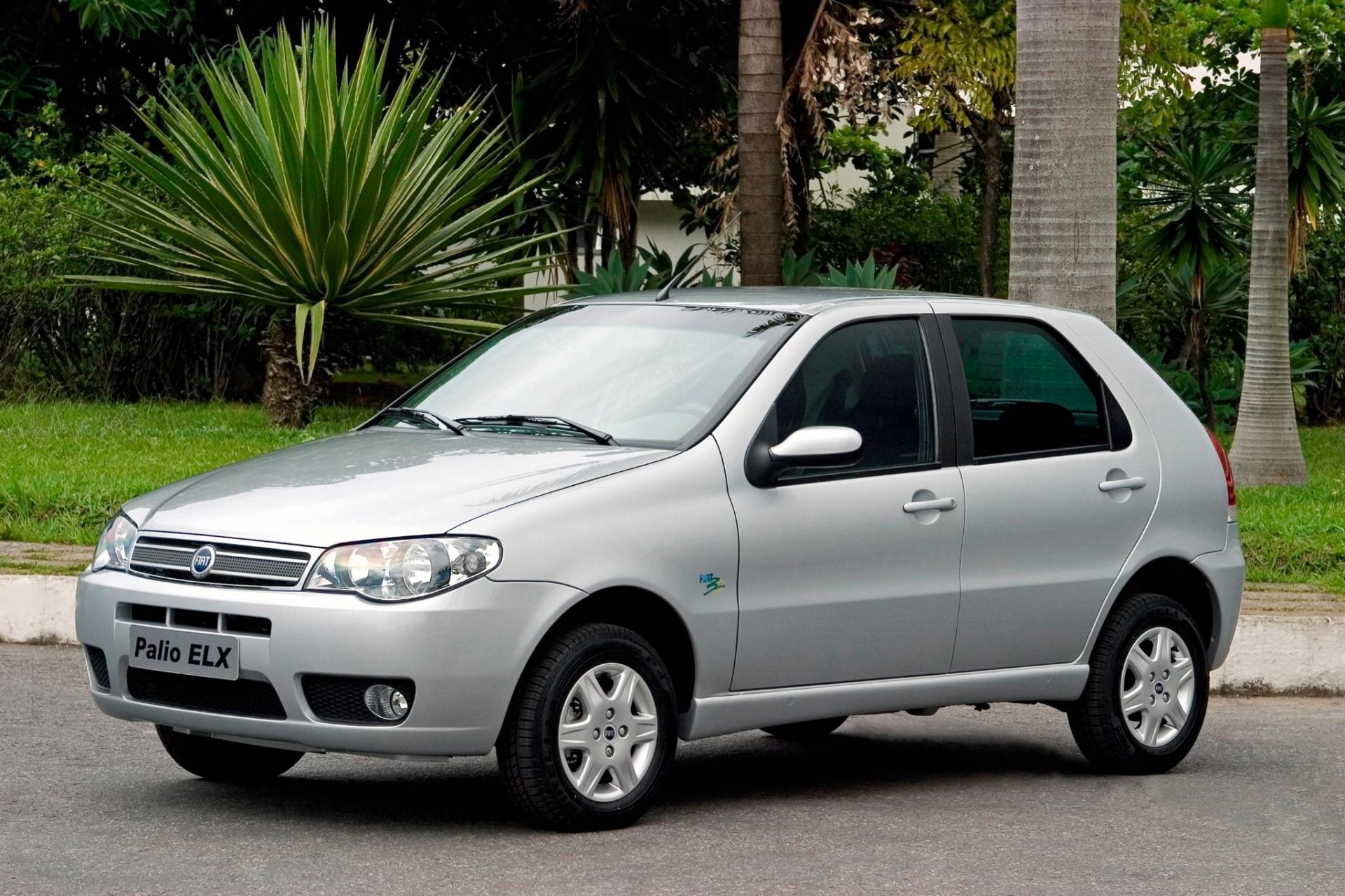 fiat palio 30 anos 5 door prata frente parado