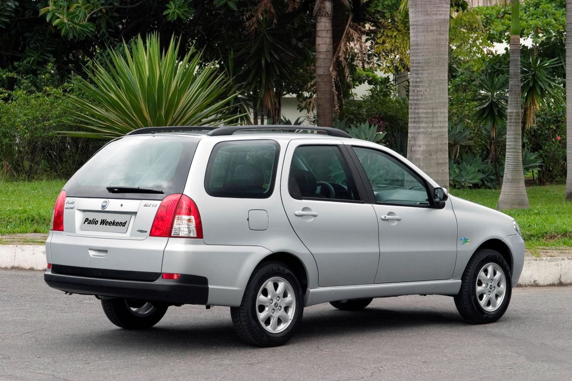 fiat palio weekend 30 anos prata traseira parado