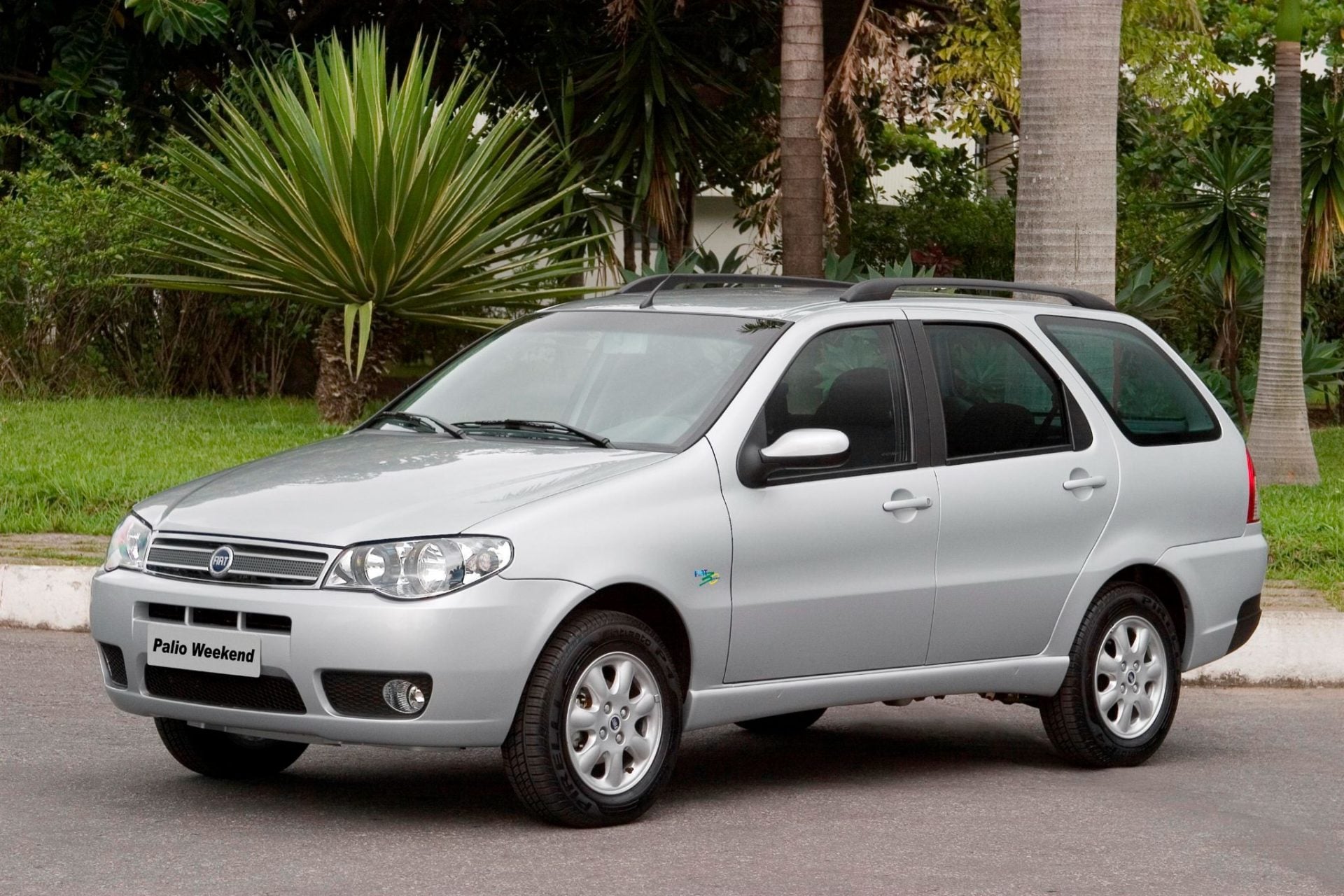 fiat palio weekend 30 anos prata frente parado