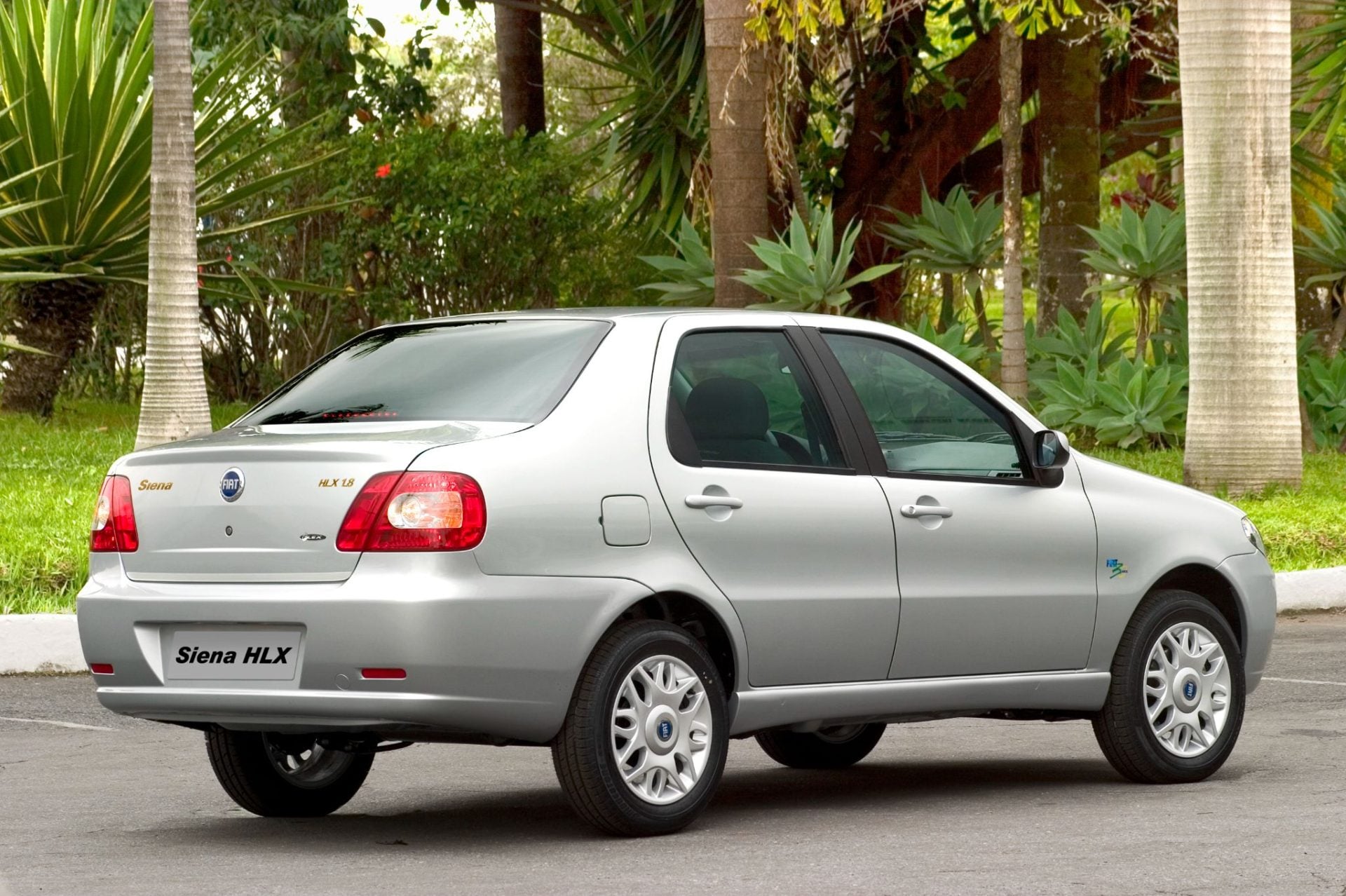 fiat siena 30 anos prata traseira parado