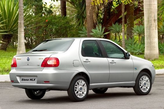 fiat siena 30 anos prata traseira parado