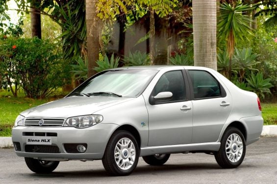 fiat siena 30 anos prata frente parado