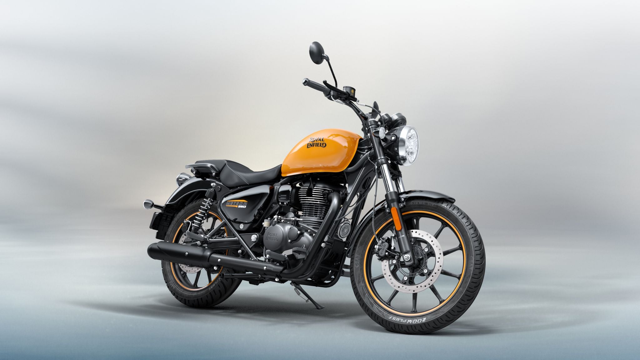 Royal Enfield revela novas cores da Meteor 350 e apresenta Classic 650 comemorativa no Brasil