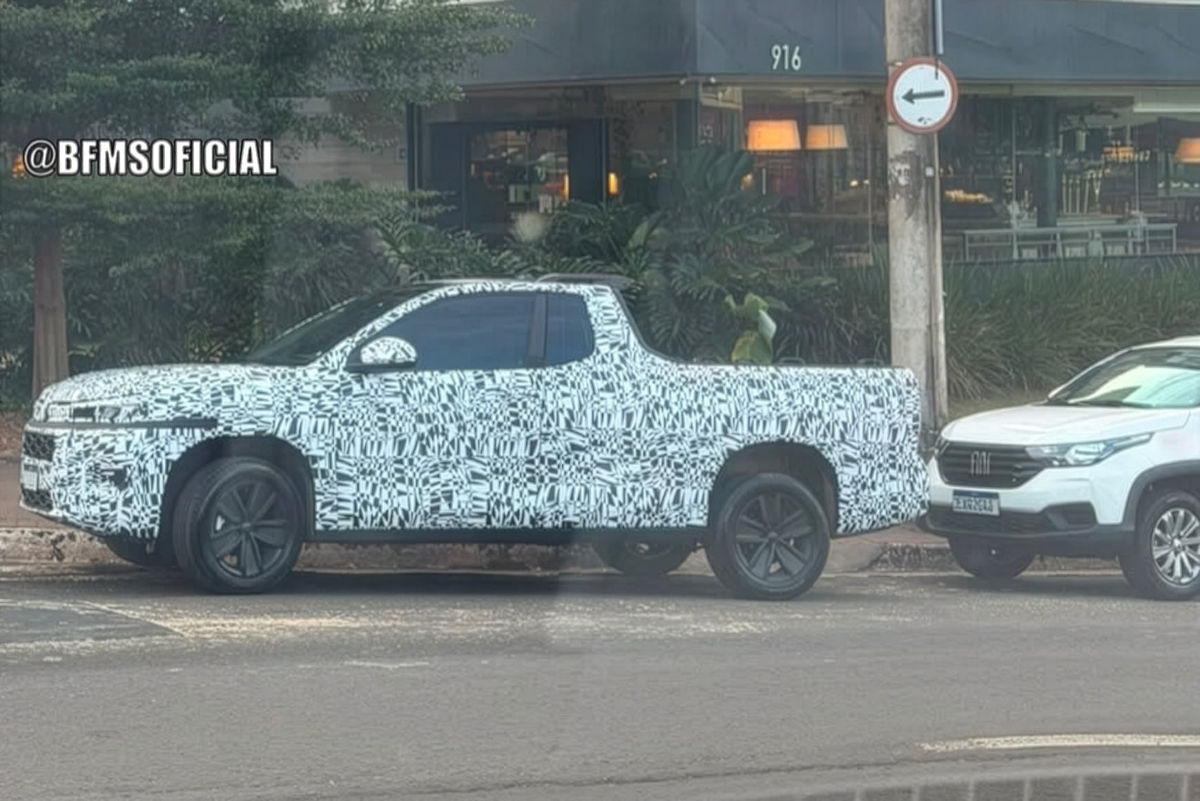 Volkswagen Tukan de cabine simples é flagrada em testes ao lado da Fiat Strada