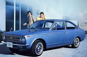 toyota corolla sprinter deluxe 1968 azul frente propaganda de época