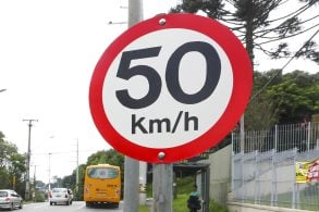 Placa Velocidade máxima de 50 km:h passa a ser o padrão na cidade