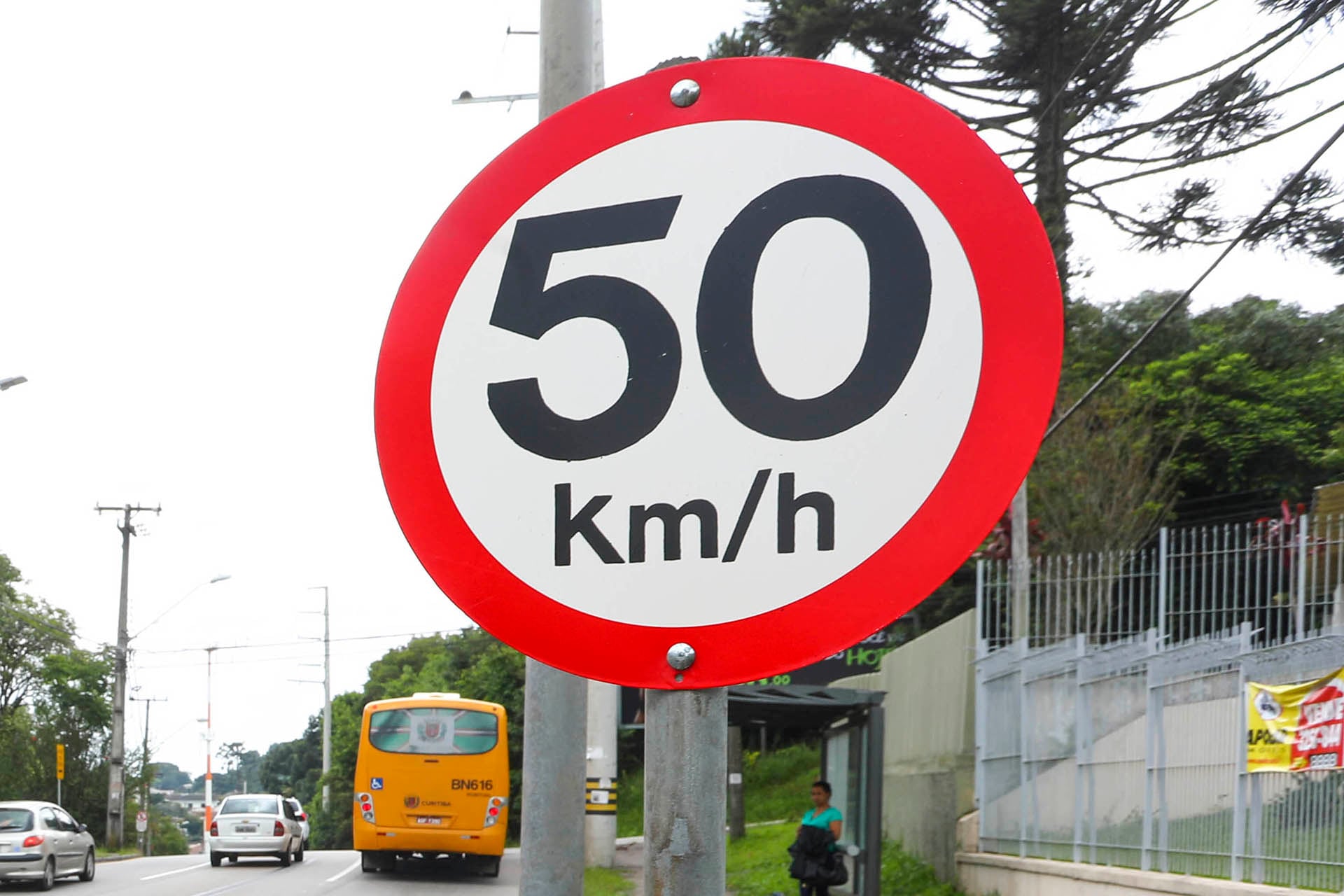 Existe velocidade mínima no Brasil? O que diz a lei e por que não há placa
