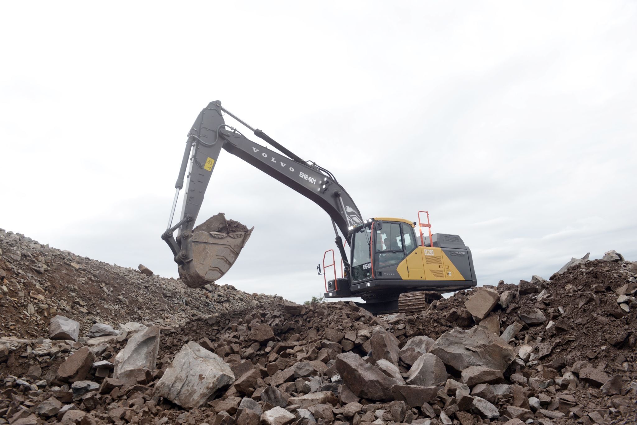 Escavadeira elétrica da Volvo CE começa a operar no Brasil