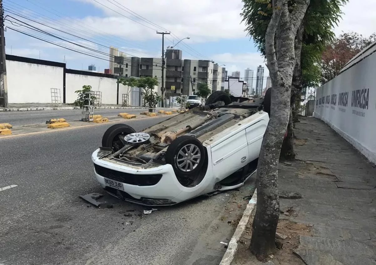 Se o seu carro capotar, não solte o cinto de segurança! Veja o que fazer para sair com segurança