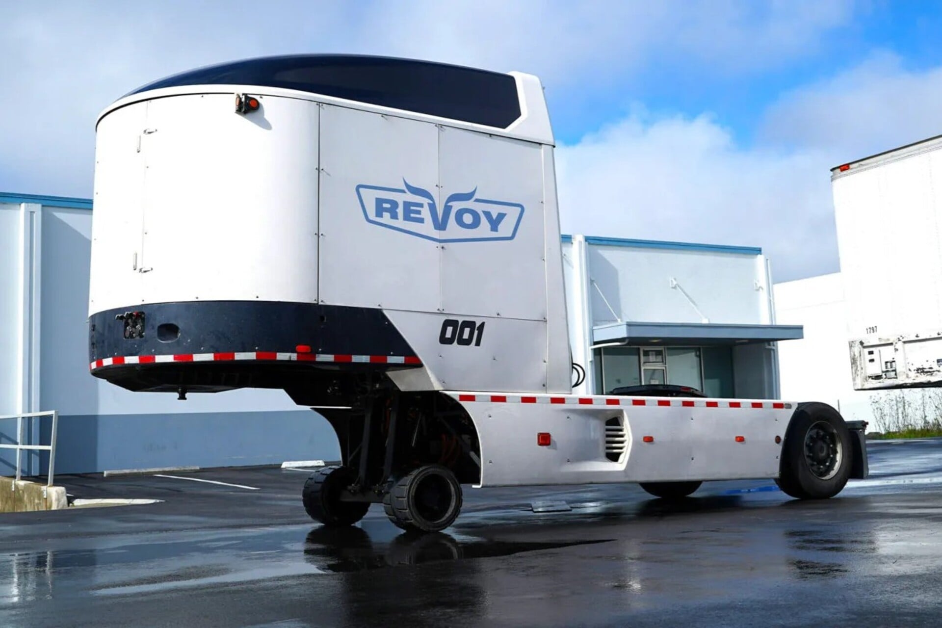 Dolly elétrico converte caminhão a diesel em híbrido e corta 85% das emissões