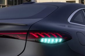 Luz azul carro autônomo Mercedes Benz