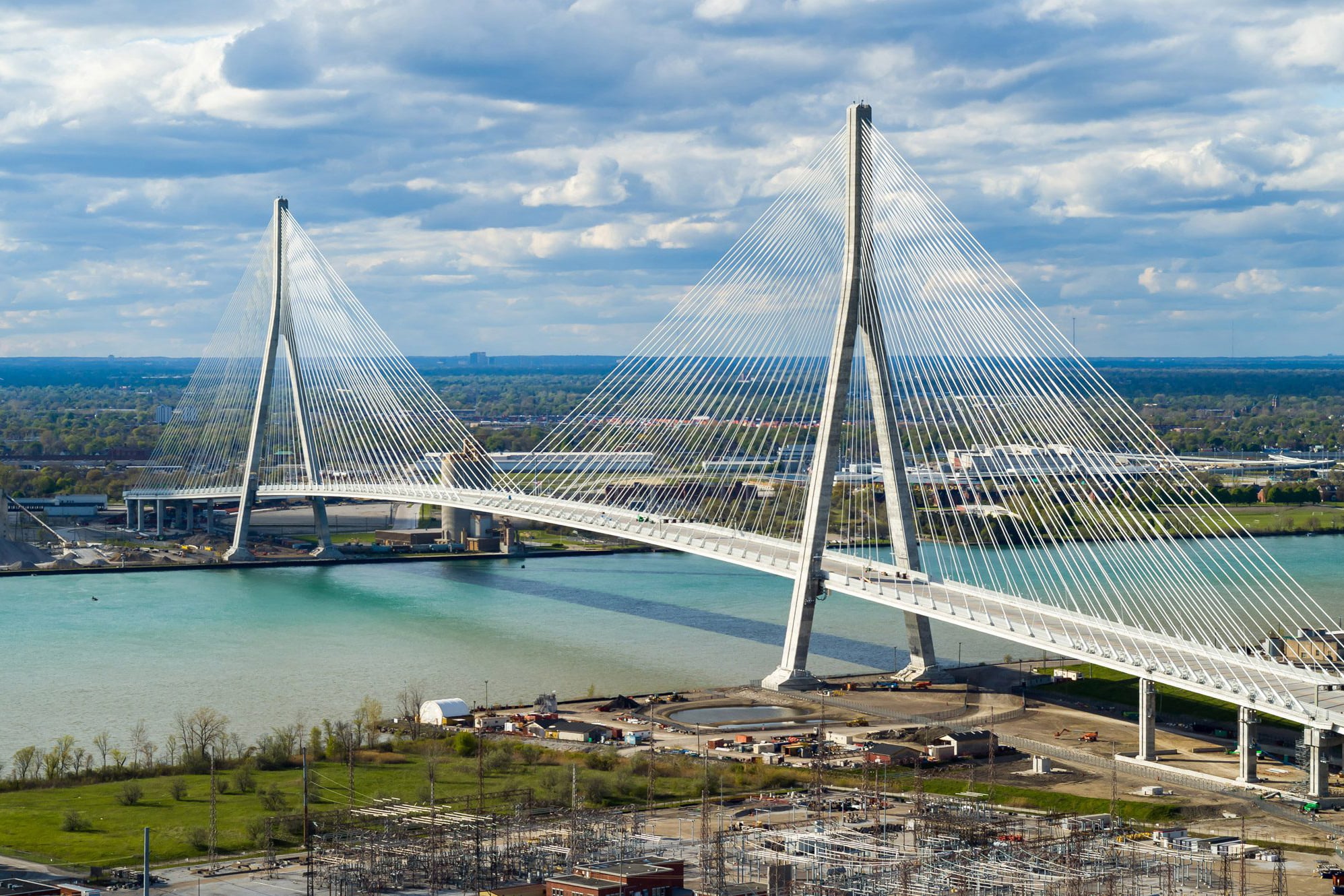 Por que os caminhões da Stellantis estão proibidos de cruzar a ponte mais nova da América do Norte