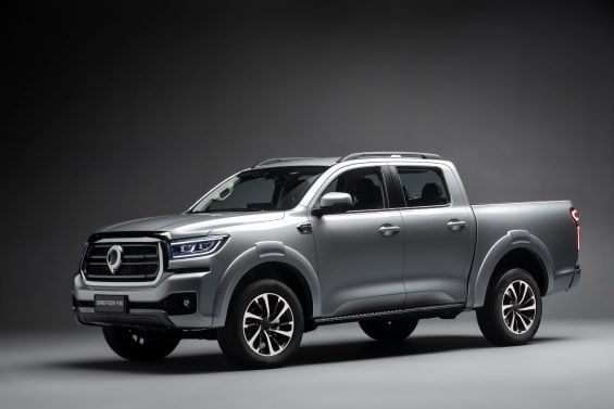 GWM Poer P30 Exclusive 2027 prata frente parada