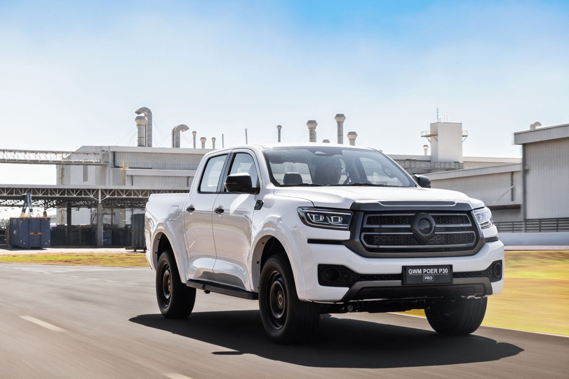 GWM Poer P30 Pro 2027 branco frente parado (2)