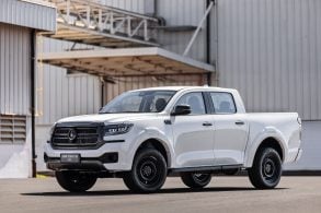 GWM Poer P30 Pro 2027 branco frente parado