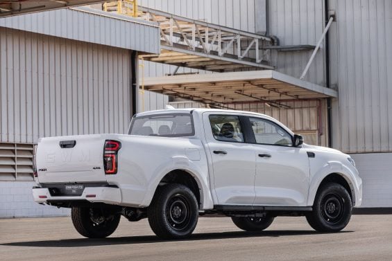 GWM Poer P30 Pro 2027 branco traseira parado