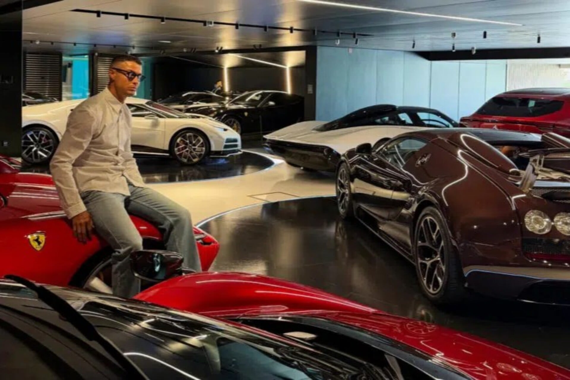 Cristiano Ronaldo exibe garagem com três Bugattis, quatro Ferraris e dois McLaren