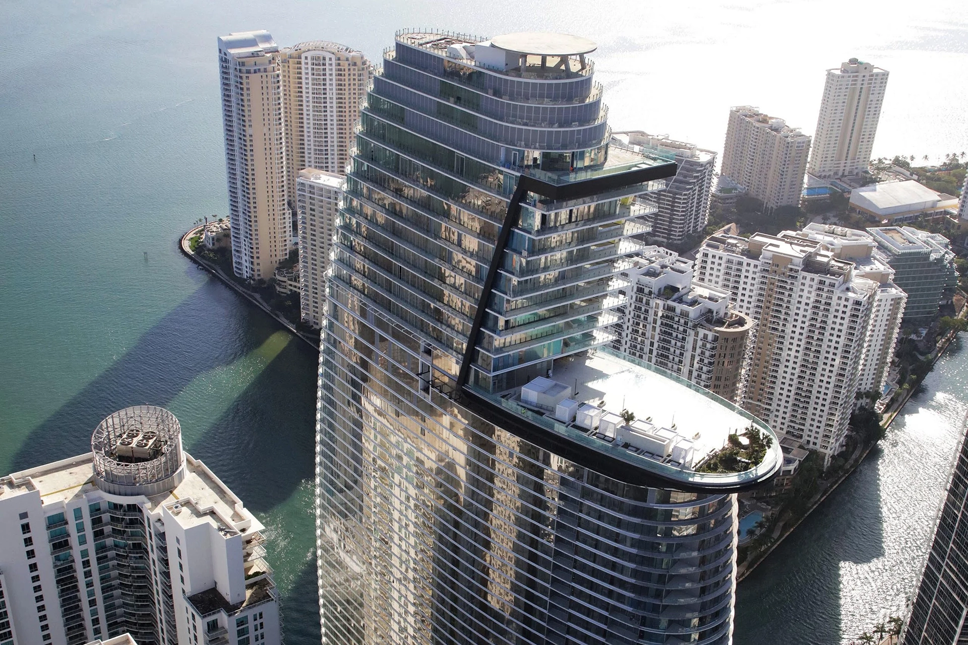 Moradores denunciam rachaduras e infiltrações em prédio da Aston Martin em Miami