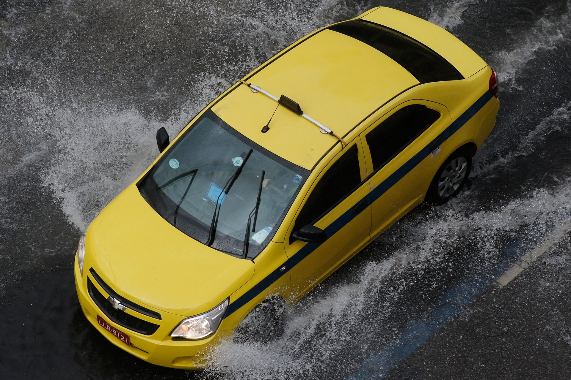 Taxista perde carro para árvore caída no Rio e descobre que seguro não cobre o prejuízo