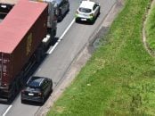 carro trafegando no acostamento PRF Paraná (1)