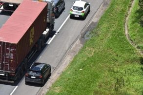 carro trafegando no acostamento PRF Paraná (1)