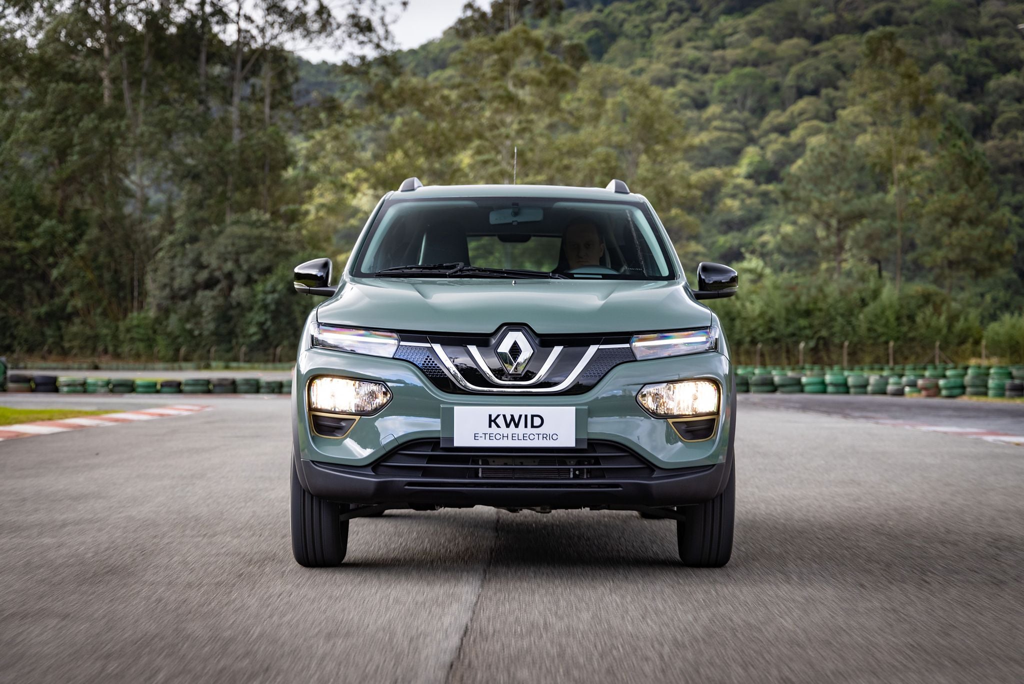 RENAULT KWID E TECH 2022 VERDE FRENTE MOVIMENTO