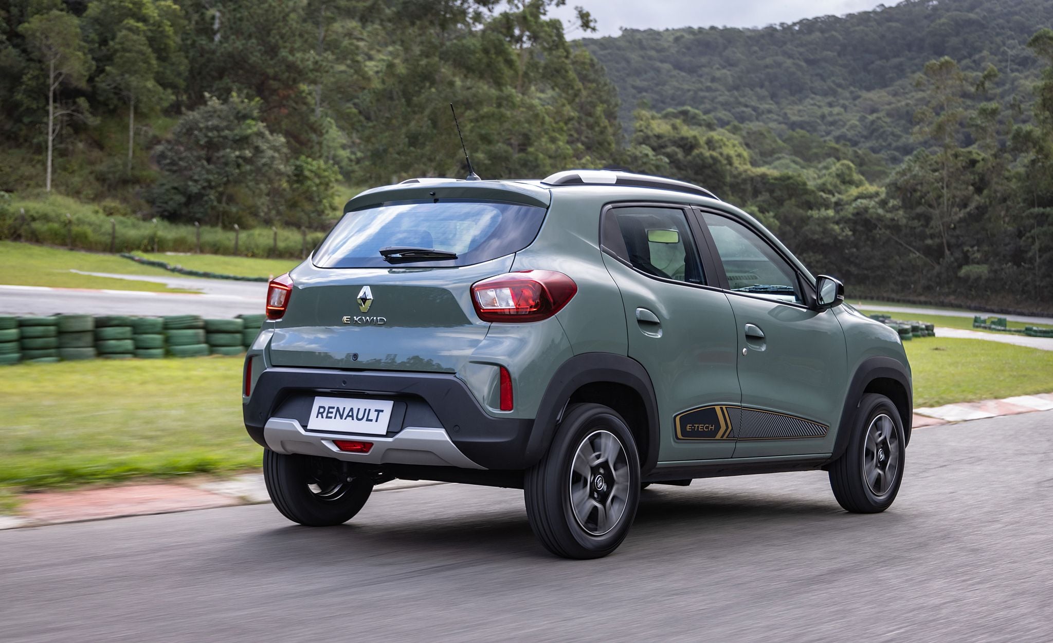 RENAULT KWID E TECH 2022 VERDE TRASEIRA MOVIMENTO