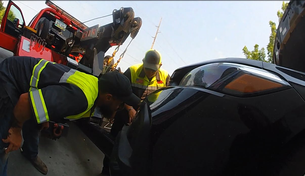 Ela parou para tomar café e saiu com o Honda desmontado por conta de um animal preso no carro