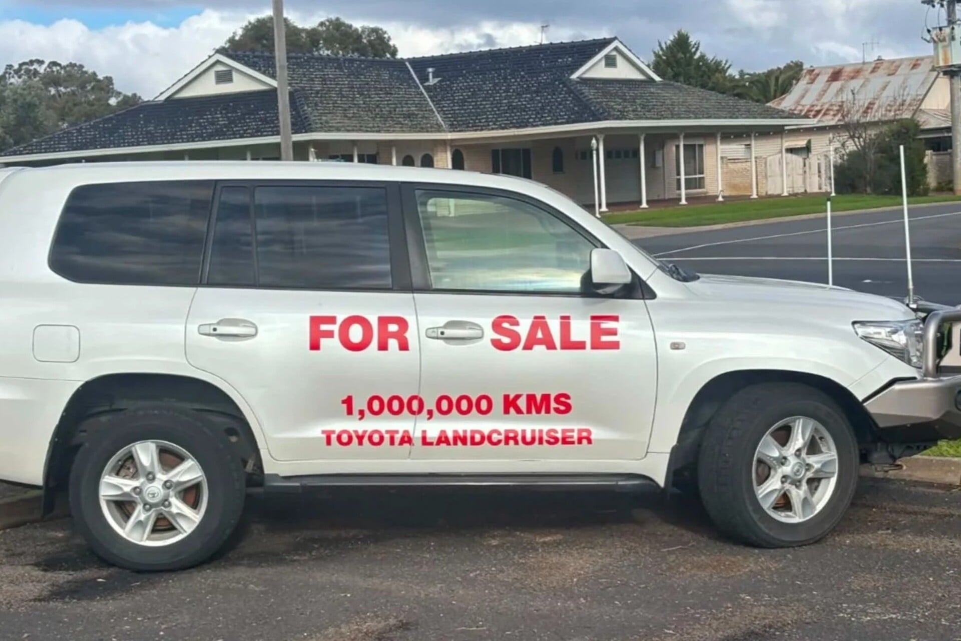 Toyota Land Cruiser com 999.999 km está à venda e caberá ao novo dono bater a marca de 1 milhão