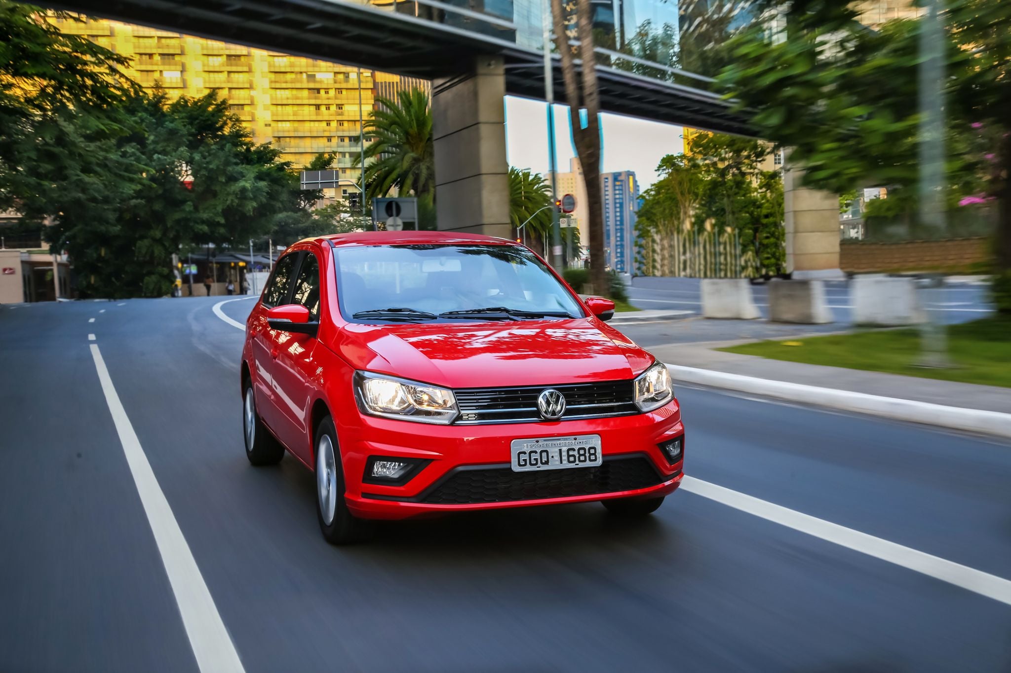 volkswagen gol 2019 vermelho frente automático em movimento