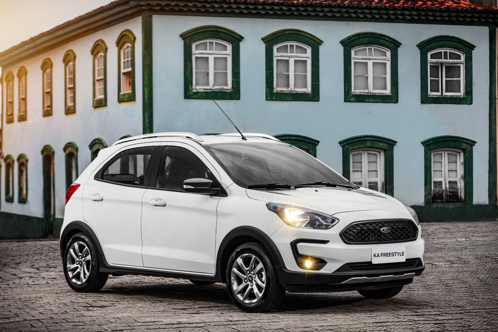 ford ka freestyle branco frente parado