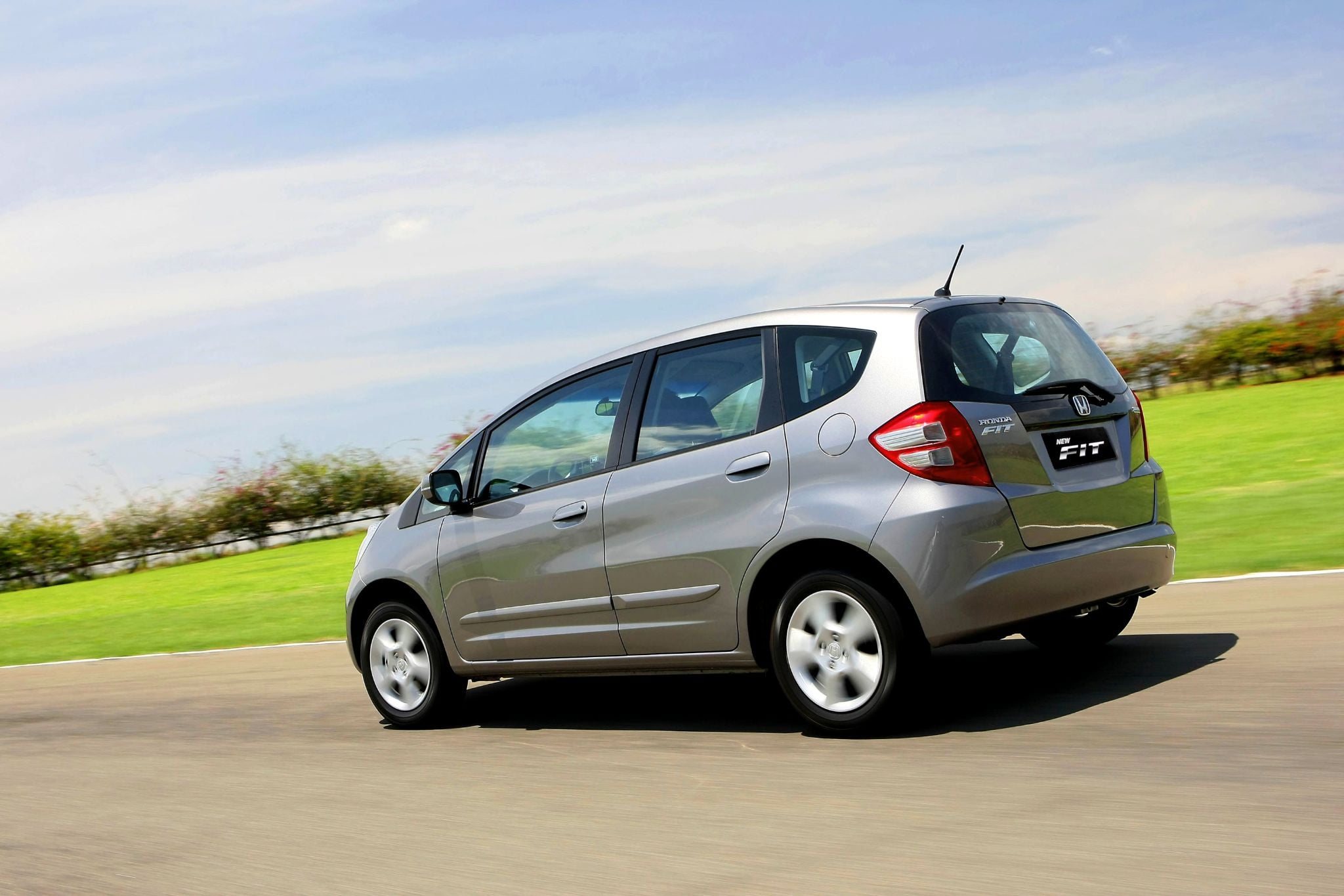 honda fit 2009 cinza traseira em movimento