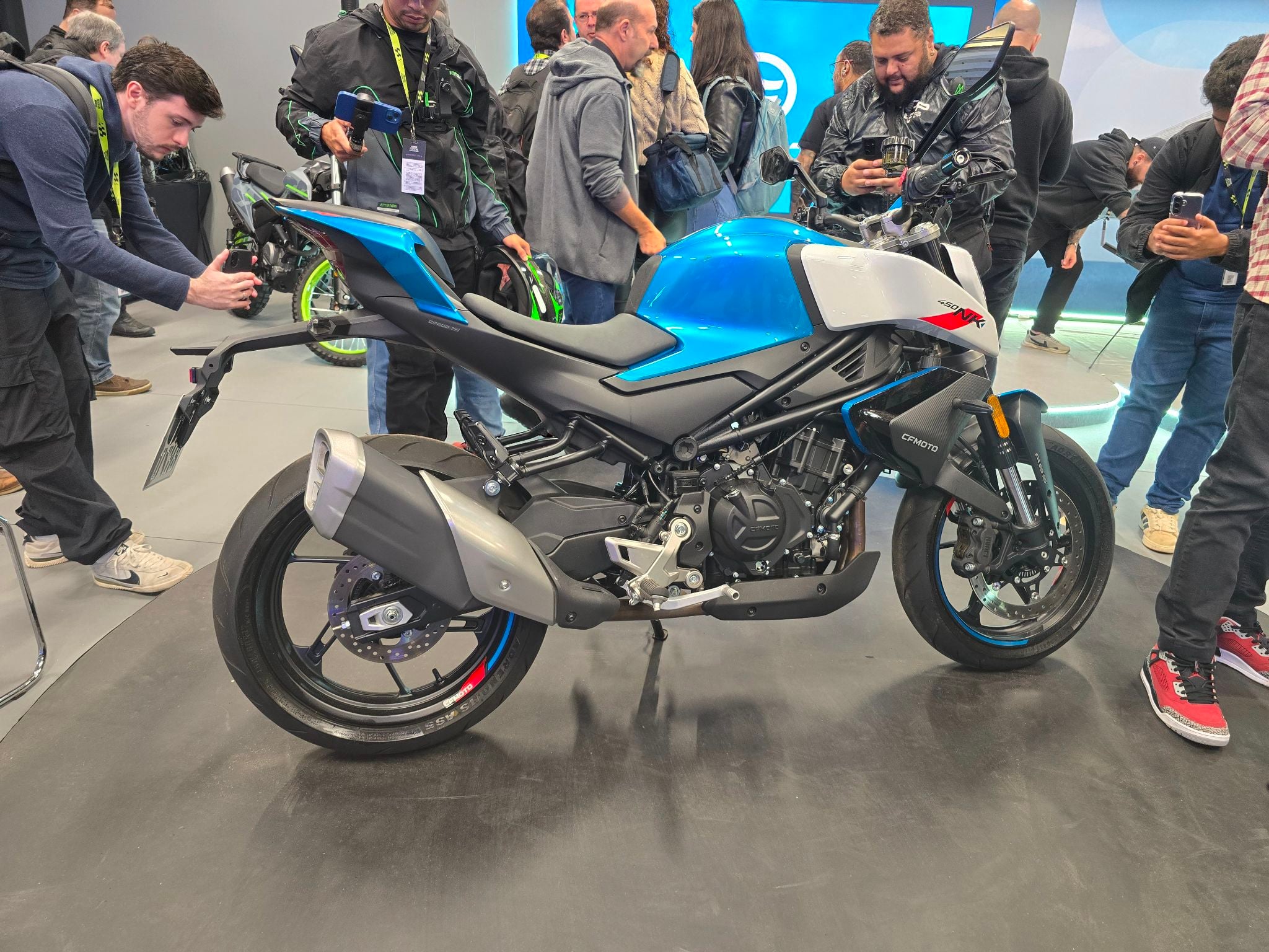 CFMoto 450 NK lateral