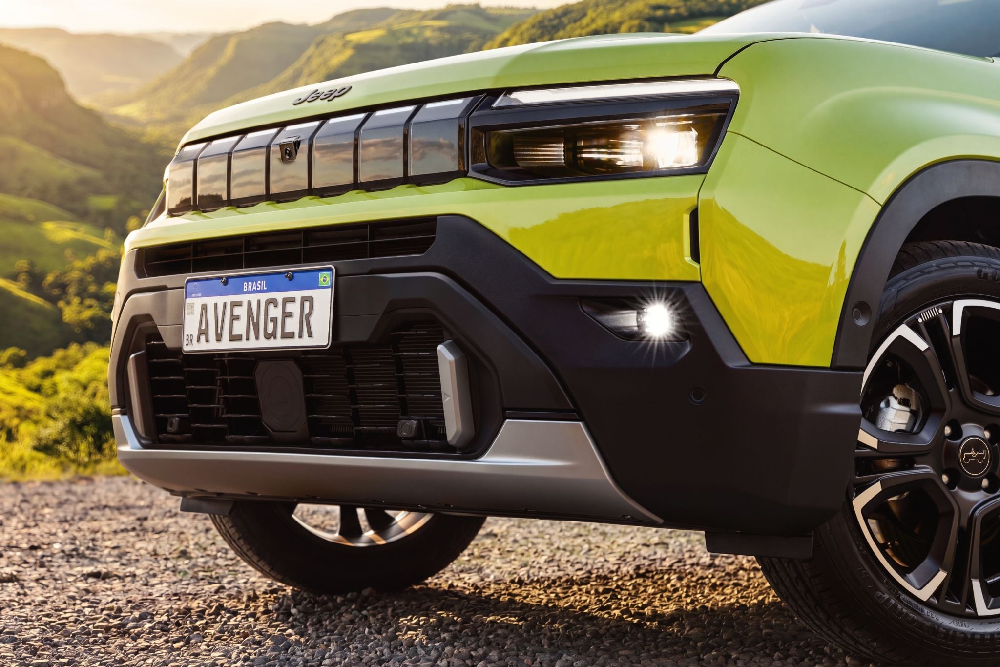 Jeep Avenger Limited frente detalhe nos faróis