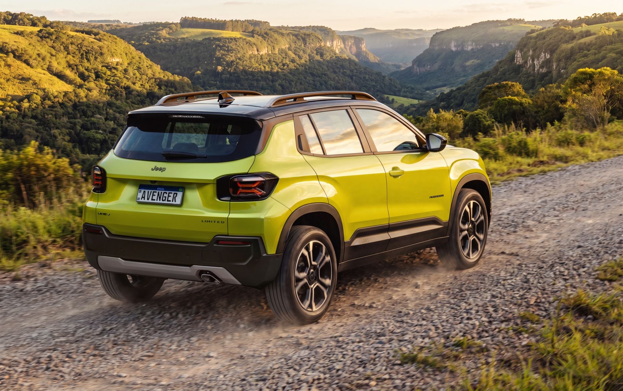 Jeep Avenger Limited off road visto de trás