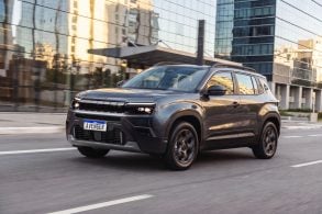 Jeep Avenger Altitude na rua visto de frente