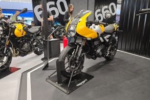 Triumph Thruxton 400 frente