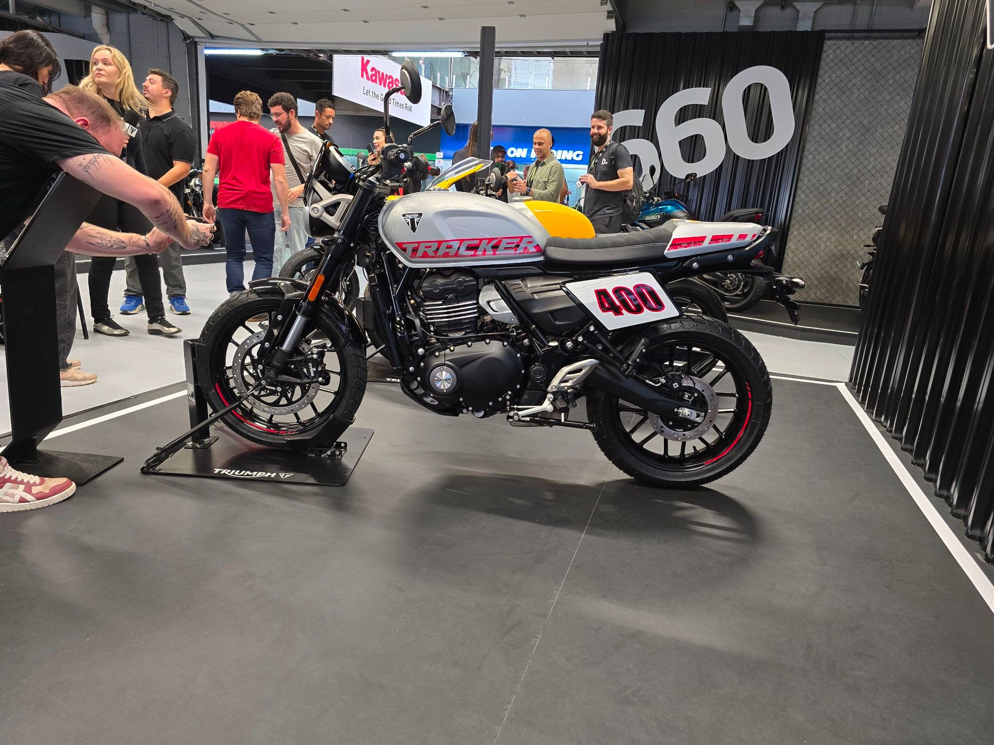 Triumph Tracker 400 lateral