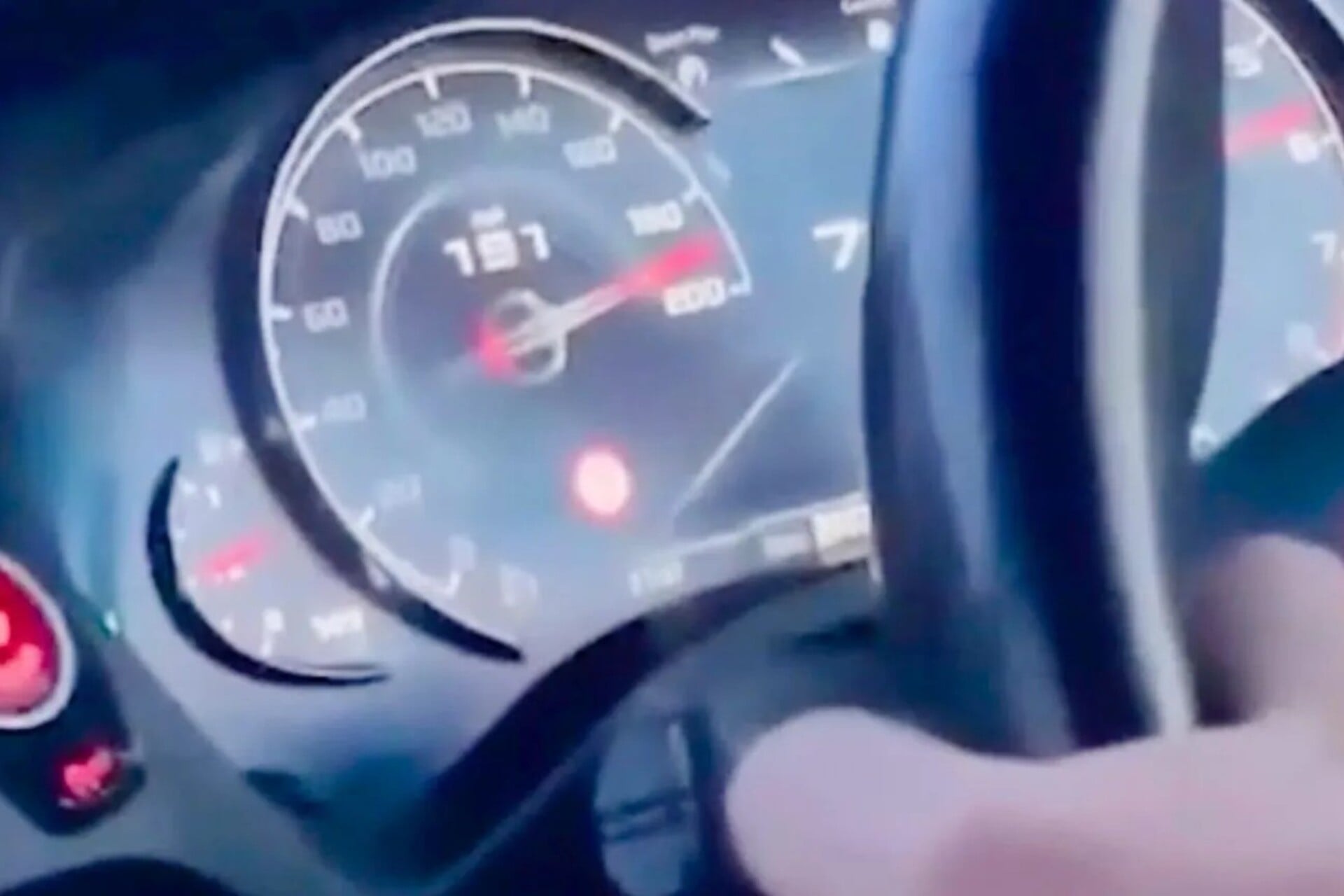 Jogador de futebol é condenado a quatro anos de prisão após se filmar dirigindo BMW a 307 km/h