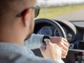 shutterstock homem usando um smartwatch enquanto dirige