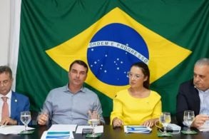Flávio Bolsonaro com aliados durante live nesta quinta feira