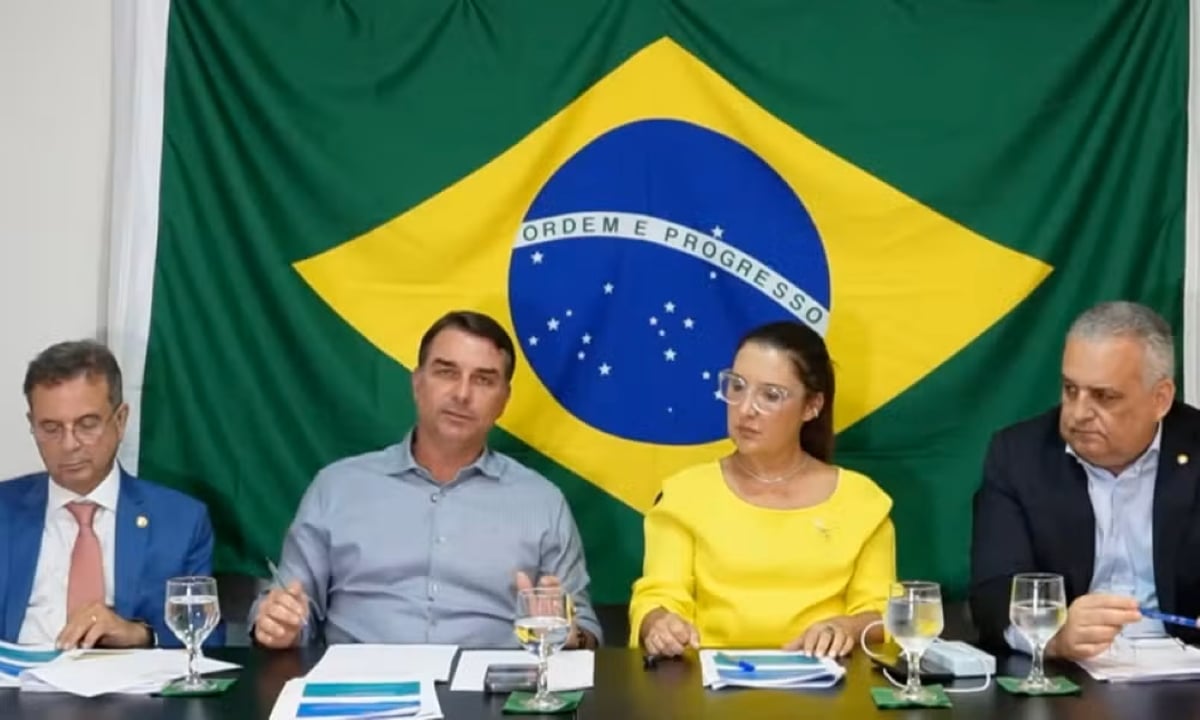 Flávio Bolsonaro defende CNH aos 16 anos junto à redução da maioridade penal